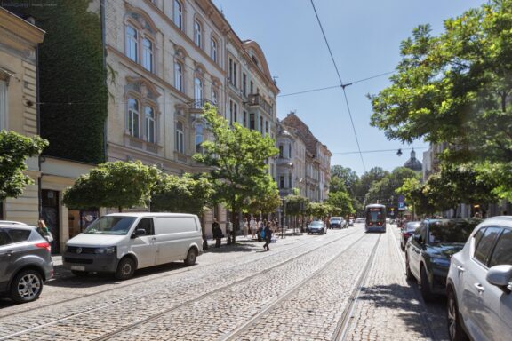 Lokal usługowy w okolicy Teatru Bagatela, duże witryny.