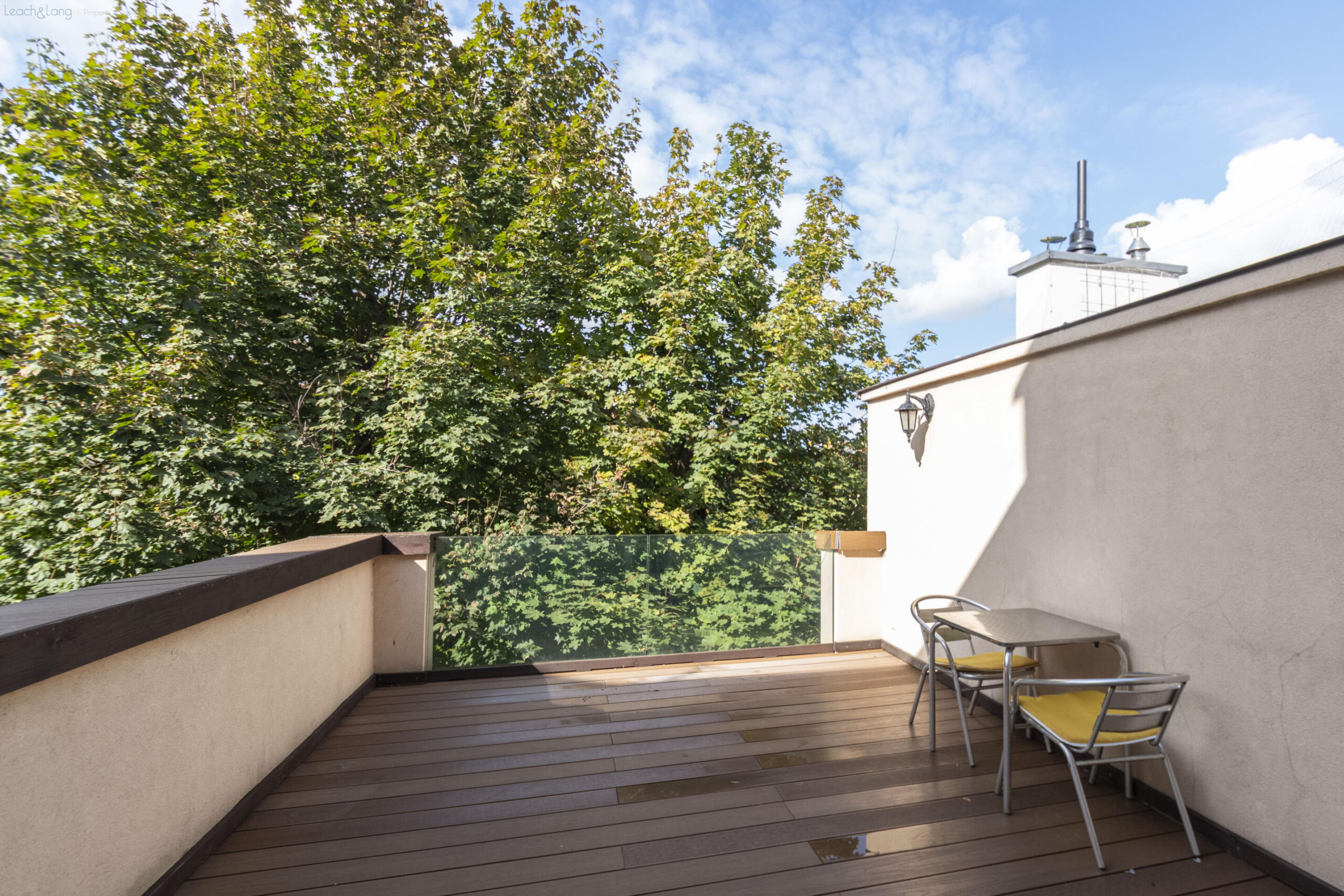 Mieszkanie z dużym tarasem z widokiem na Ogród Misjonarzy i Wawel.