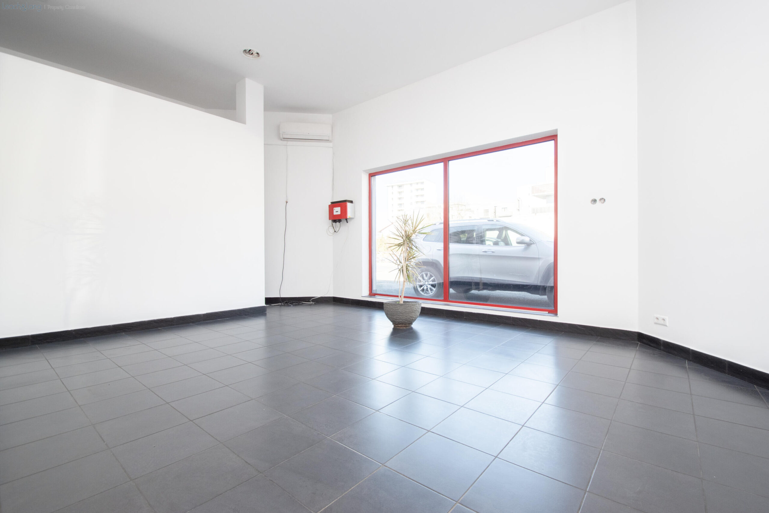 Lokal handlowo- usługowy, witryna, parking. Płaszów