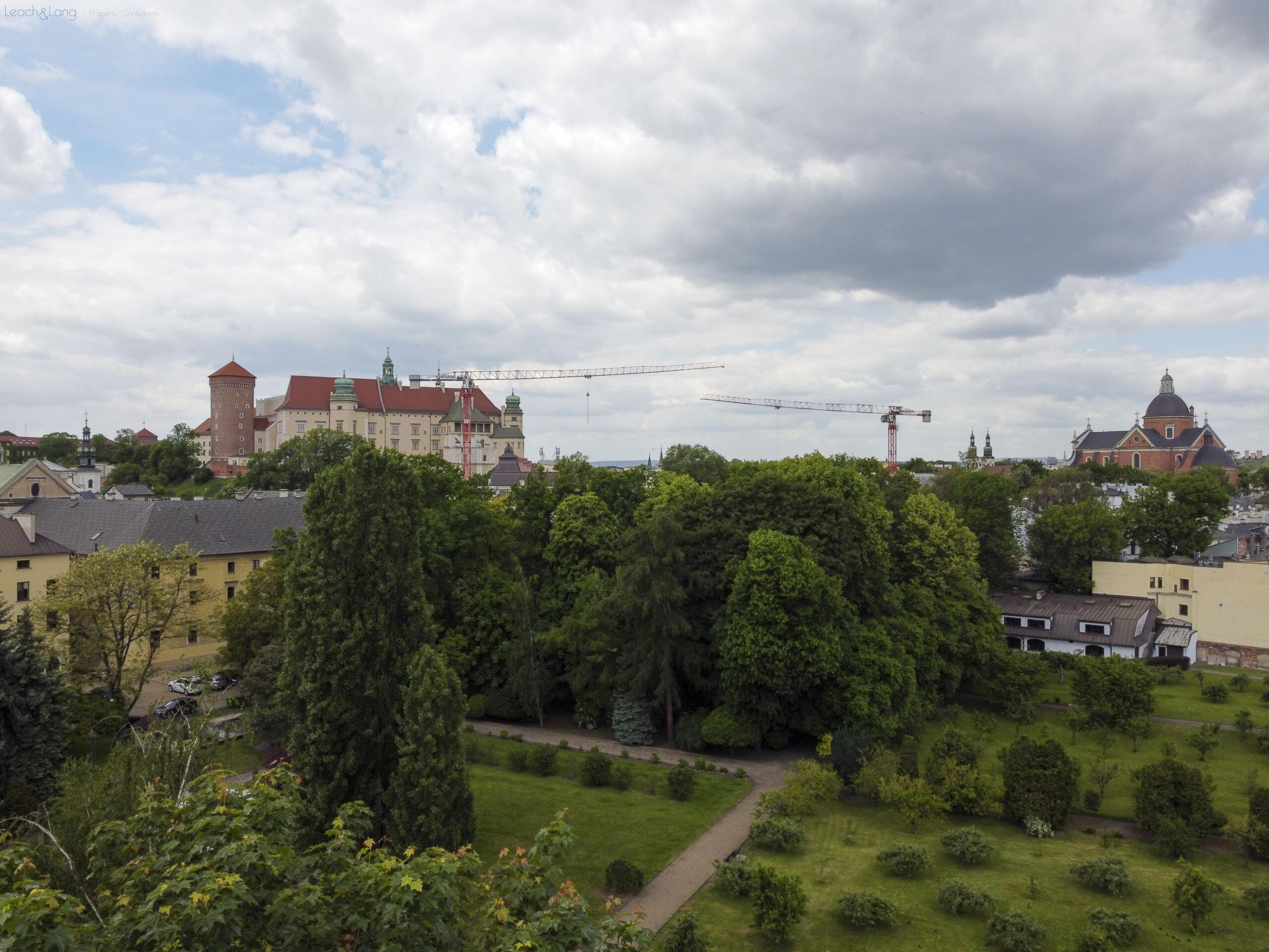 Mieszkanie z dużym tarasem z widokiem na Ogród Misjonarzy i Wawel.