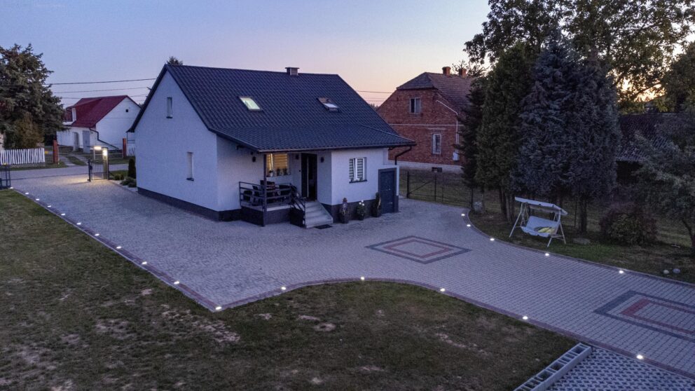 Atrakcyjny dom pod Miechowem | 2x garaż, altana, sad i dodatk. działka!